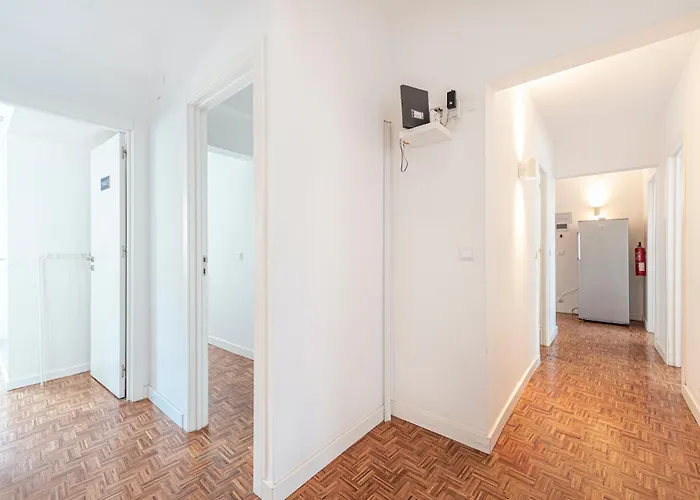 Апартаменты Houze Spacious Near Marques De Pombal